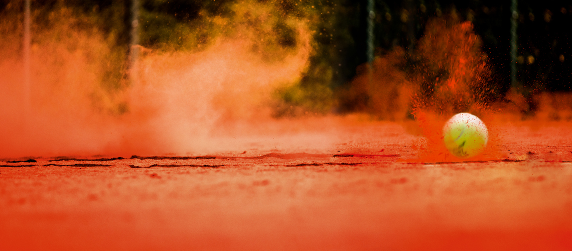 Tennisbal stuiter op gravel